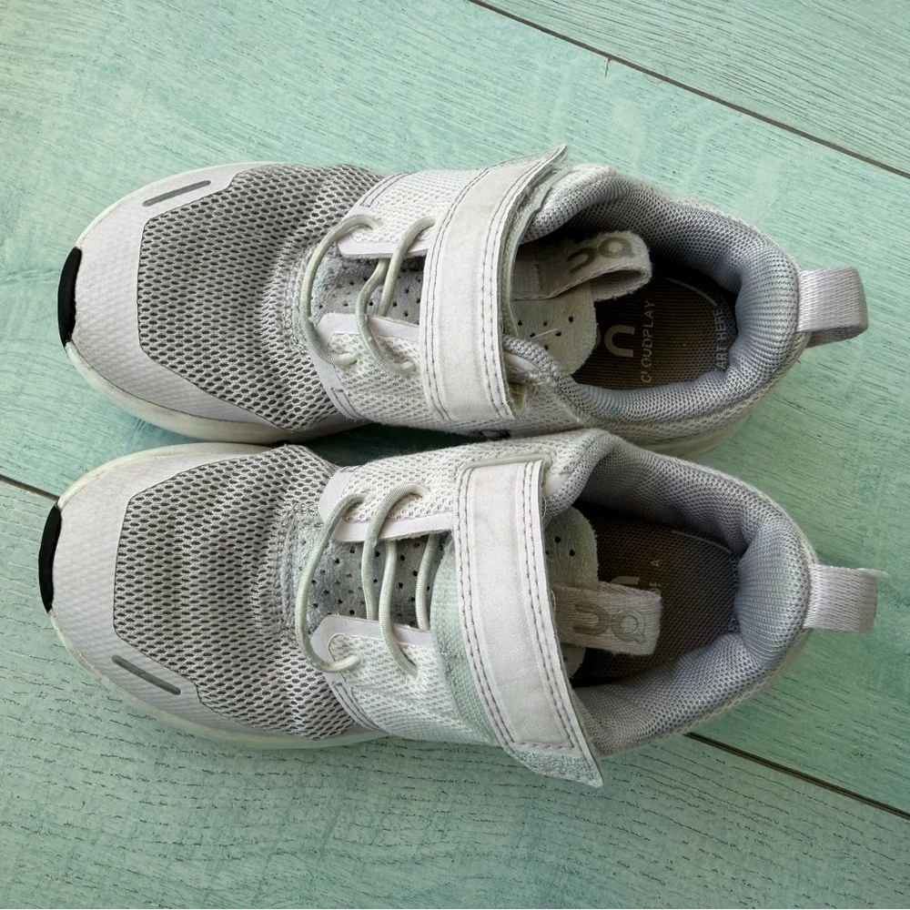 On Running Kids Sneakers in Light Gray and White
